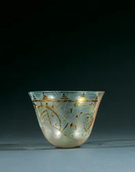 Fatimid lustre geschilderde fragmentarische beker, 10e - 11e eeuw