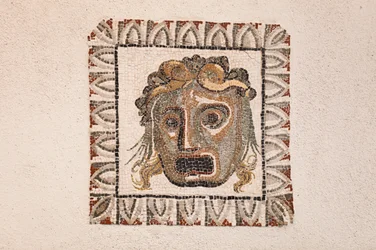 Vloermozaïek uit de 1e eeuw v.Chr. met een Dionysus-masker, uit een Romeinse villa nabij via Ruffinella in Rome, nationaal museum van Rome (museo nazionale romano), Rome, Italië