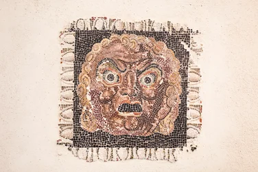 Vloermozaïek uit de 1e eeuw v.Chr. met een Dionysus-masker, uit een Romeinse villa nabij via Ruffinella in Rome, nationaal museum van Rome (museo nazionale romano), Rome, Italië
