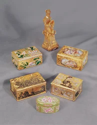 Vier Louis XV stijl geëmailleerde gouden snuifdozen, Stroganoff, en Duitse apen snuifdoos