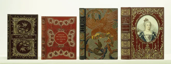 Vier boekomslagen met binding door Riviere & Sons inclusief "Het leven en de tijden van Catherine de