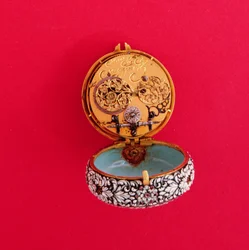 Franse zakhorloge met gouden kast geëmailleerd in reliëf met witte bloemen en bladeren met zwarte markeringen, door Goullons, ca.1650 (binnenplaat)