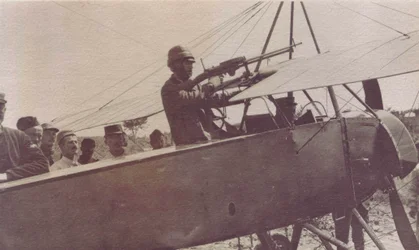 Franse soldaten rond het machinegeweer van een vliegtuig - 1915