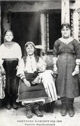 Griekenland, Macedonië: portret van een Macedonische familie - Ansichtkaart 1914-1918