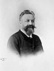 Halflang portret van de Franse muzikant Edouard Colonne