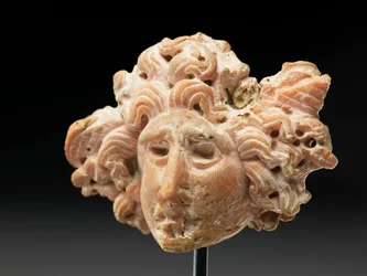 Hoofd van Medusa, uit Bactrië of Gandhara, 2e-1e eeuw v.Chr. (roze koraal)
