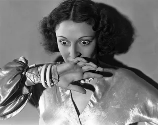 Hollywood, Californië: ca. 1932 Close-up van een Jonge Vrouw die haar Mond Bedekt uit Angst. (zw/w foto)