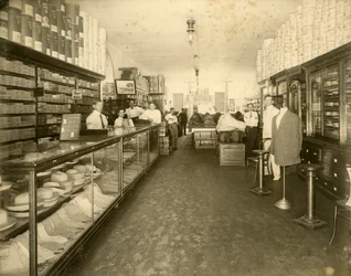 Interieur van John Sewell & Co. Schoenenwinkel op 304-6 12th Avenue (Flagler Street), ca. 1910