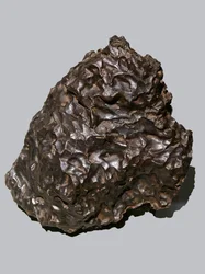 IJzermeteoriet (IIB). gevallen in Sikhote-Alin (Rusland) in 1947. Ecole des Mines, Parijs.