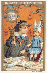 De leesles. Een meisje laat haar pop, die een ezelsmuts draagt, het alfabet lezen terwijl ze haar met een bundel roeden bedreigt. Reclamechromolithografie, Liebig