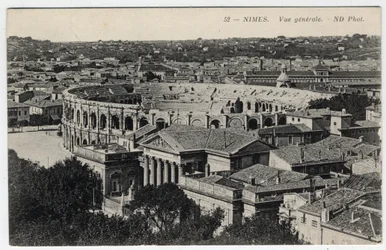 Languedoc Roussillon, Gard (30), Nimes: algemeen uitzicht op de stad met de arena
