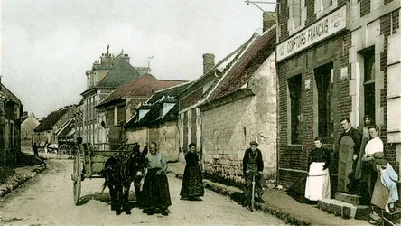 Les Comptoirs Français, een voedingsmiddelenafdeling, in Remy, c. 1900 en 1914