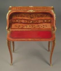 Louis XV bureau de dame, met bloemmarqueterie en verguld bronzen beslag, door Bernard II van Risenburgh (fl.1730-65/6), c.1750