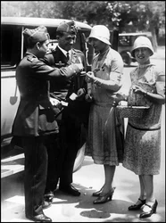Madrid (Spanje) juni 1929: De twee Spaanse piloten Jimenez en Iglesias die terugkeren van hun reis naar Zuid-Amerika kopen bloemen voor de behoeftigen in Madrid