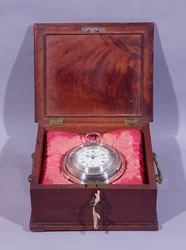 Marinehorloge, in zilveren paarbehuizing, liggend op kussens in mahoniehouten draagkoffer, door John Harrison en Zoon