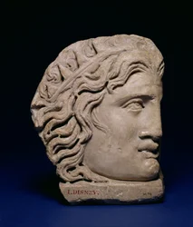 Masker van Helios, hoekmasker van een sarcofaagdeksel, Romeins, 4e eeuw