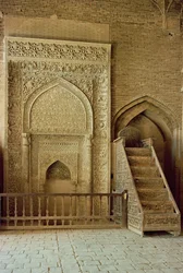 Mihrab (gebedsnis) en minbar (preekstoel) in de Sultan Uljaitu kamer, waarschijnlijk 13e/14e eeuw