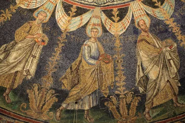 Mozaïek van het plafond van de Doopkapel van Neon. Sint Paulus en Sint Petrus. Detail van de processie van de twaalf apostelen die rond het centrale mozaïek in twee richtingen lopen, eindigend met Sint Petrus die Sint Paulus ontmoet. 5e eeuw, Ravenna, Ital