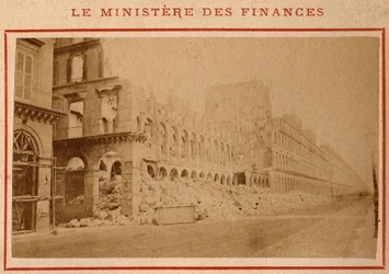Gemeente van Parijs (1871): zicht op het Ministerie van Financiën in puin in Parijs in mei 1871