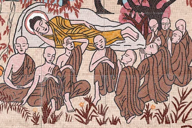 Ong Nui boeddhistische pagode, muurschildering, Het leven van de Boeddha, Na 45 jaar het Dharma onderwezen te hebben, ging de Boeddha over in Parinirvana, Quy Nhon, Vietnam, 2019 (foto)