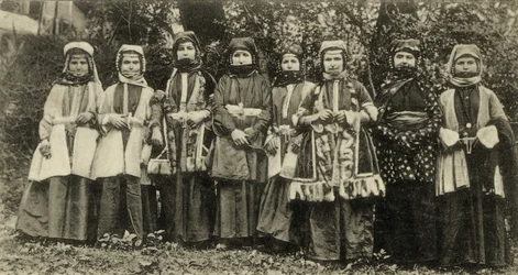 Ossetische vrouwen in traditionele klederdracht Minderheidsgroep in de Sovjet-Unie