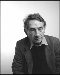 Fotograaf Mario Dondero in Leemage studio in 2004.