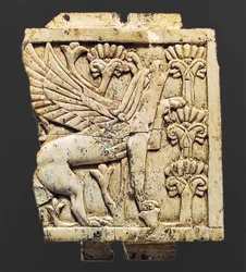 Plaquette met een griffioen, Nimrud, Mesopotamië, 8e-7e eeuw v.Chr.