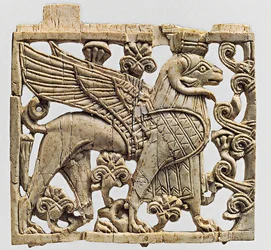 Plaquette die een ramshoofdige sfinx uitbeeldt, Nimrud, Mesopotamië, 9e-8e eeuw v.Chr.