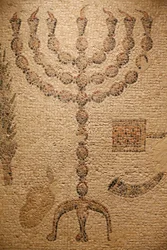 Deel van een synagoge mozaïekvloer (Replica) - origineel: Beth Alpha Synagoge, Israël - 6e eeuw CE - Menorah - Het Joods Museum New York, Verenigde Staten