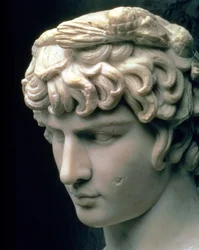 Portretkop van Antinous met de krans van Dionysus, deel van een standbeeld uit de villa van keizer Hadrianus in Tivoli, Romeins, 2e eeuw