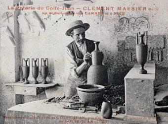 Ansichtkaart met Clement Massier (1844-1917), meesterpottenbakker van Poterie de Golf-Juan aan het werk in zijn atelier, Frankrijk, 20e eeuw