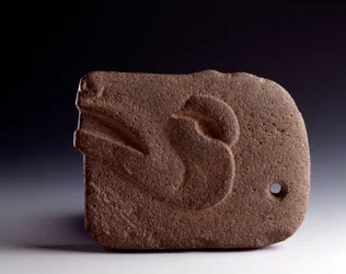 Precolumbiaanse kunst, Mayabeschaving, klassieke periode: zoömorfe bijl van bewerkte steen die de kop van een hert voorstelt. Afmetingen: 26,5 x breedte 19,5 cm. Guatemala, Nationaal Museum voor Archeologie en Etnologie