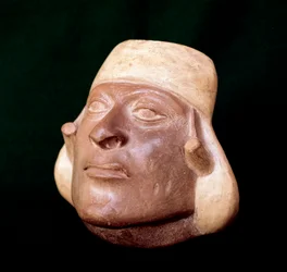Precolumbiaanse kunst, Mochica-beschaving: terracotta vaas die het hoofd van een man voorstelt - 200 v.Chr.-700 n.Chr. - Lima, Nationaal Museum van Antropologie en Archeologie, Peru