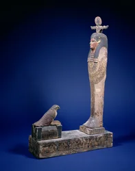 Ptah-Soker-Osiris figuur staand op een doosplint tegenover een sarcofaag met een Horusvalk, grafobject, Egyptisch, Ptolemaeïsche Periode, ca. 200 v.Chr.