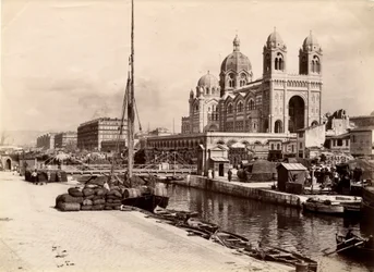 Religieuze architectuur: buitenaanzicht van de basiliek kathedraal Sainte Marie Maggiore, gebouwd tussen 1852 en 1893 volgens de plannen van architect Leon Vaudoyer. Marseille, Bouches du Rhone