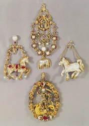 Renaissance sieraden: Insigne van de orde van het Gulden Vlies en annunciatie, eind 16e eeuw; Hanger in de vorm van een hengst, eind 16e eeuw; Spaanse hanger in de vorm van een paard, eind 16e eeuw