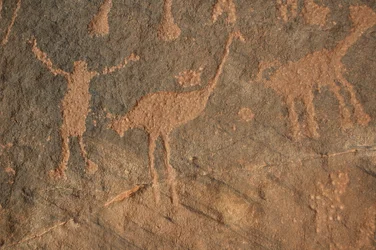 Rotstekeningen, Prehistorie: Gravure van een figuur en struisvogels in het Uweinat-massief, Soedan (Karkur-Talh of Karkur Talh). Periode van 8000 tot 3000 jaar v.Chr. Fotografie