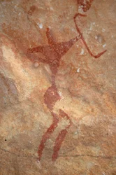 Rotstekeningen, Prehistorie: Schildering van een personage (boogschutter) in een versierd onderkomen, in het Uweinat-massief, Soedan (Karkur-Talh of Karkur Talh). Periode van 8000 tot 3000 jaar v.Chr. Fotografie