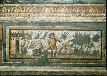 Scène van een geitenhoeder met zijn geiten, detail van de rand van een mozaïekvloer die de seizoenen en jachtscènes afbeeldt, uit de Constantijnse Villa in Daphne, Romeins, ca. 325-330 n.Chr. (marmer, kalksteen en glas)