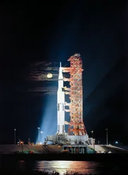 Schijnwerpers verlichten deze nachtscène bij Pad A, Launch Complex 39, Kennedy Space Center, Florida, met het Apollo 17 ruimtevaartuig tijdens de voorbereidingen voor de lancering