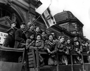 Tweede Wereldoorlog (1939-1945): Duitsland begin 1946: Een deel van de 450 Joodse kinderen en adolescenten die de doodskampen overleefden, wordt naar Marseille vervoerd om Palestina te bereiken.