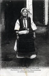 Servië, Florina: Portret van een Macedonisch meisje in nationale klederdracht - Ansichtkaart 1914-1918