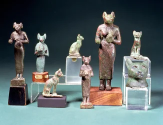 Verschillende beeldjes van de katgodin Bast en kattenbeeldjes die dezelfde godin vertegenwoordigen, Egyptisch, Late Periode