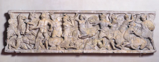 Zijde van een sarcofaag die de strijd tussen de Grieken en de Amazonen afbeeldt, Romeins, 2e eeuw (marmer)