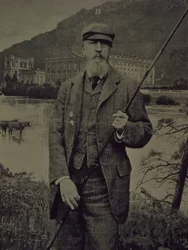 Studioportrait van de 8e hertog van Devonshire in tweed met visstok voor een gedrukt scherm dat Chatsworth toont