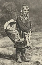 Zweden. Lapse vrouw die haar baby draagt in een wieg van rendierhuid. 1920
