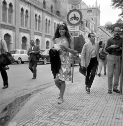 DE ACTRICE CLAUDIA CARDINALE OP HET INTERNATIONALE FILMFESTIVAL OP HET LIDO VAN VENETIË - 1965