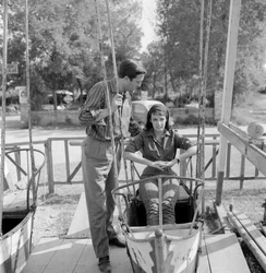 De actrice Marie Laforêt met haar vriend de regisseur Jean Gabriel Albicocco op het Lido van Venetië - 1961 (op een schommel)