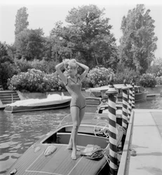 De actrice Nadine Duca op het Lido van Venetië - 1960