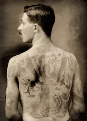 Getatoeëerde Britse matroos tijdens de Grote Oorlog van 1914-18 (achteraanzicht)